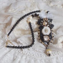 Collier Noir Sacré Haute Couture brodé avec des cristaux : navette, cabochon, perles rondes aplaties, toupies aux couleurs Cristal et Jet, rondelles, perles rondes Verre, rubans, organza et dentelle